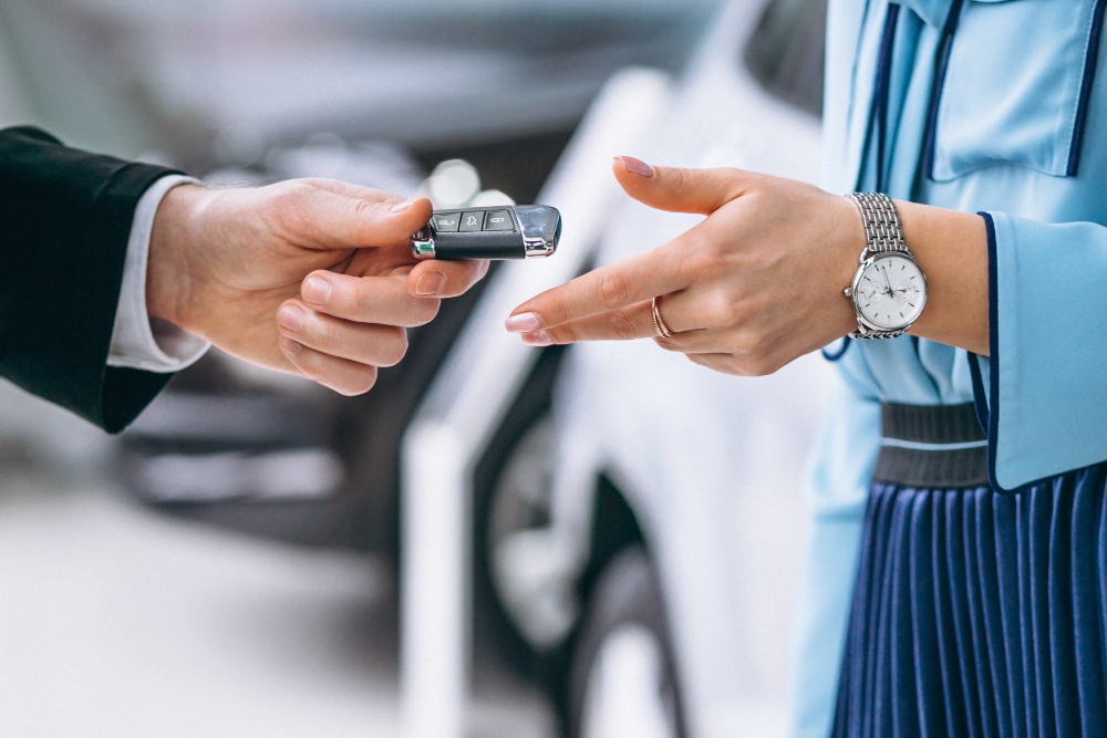 female-hands-close-up-with-car-keys